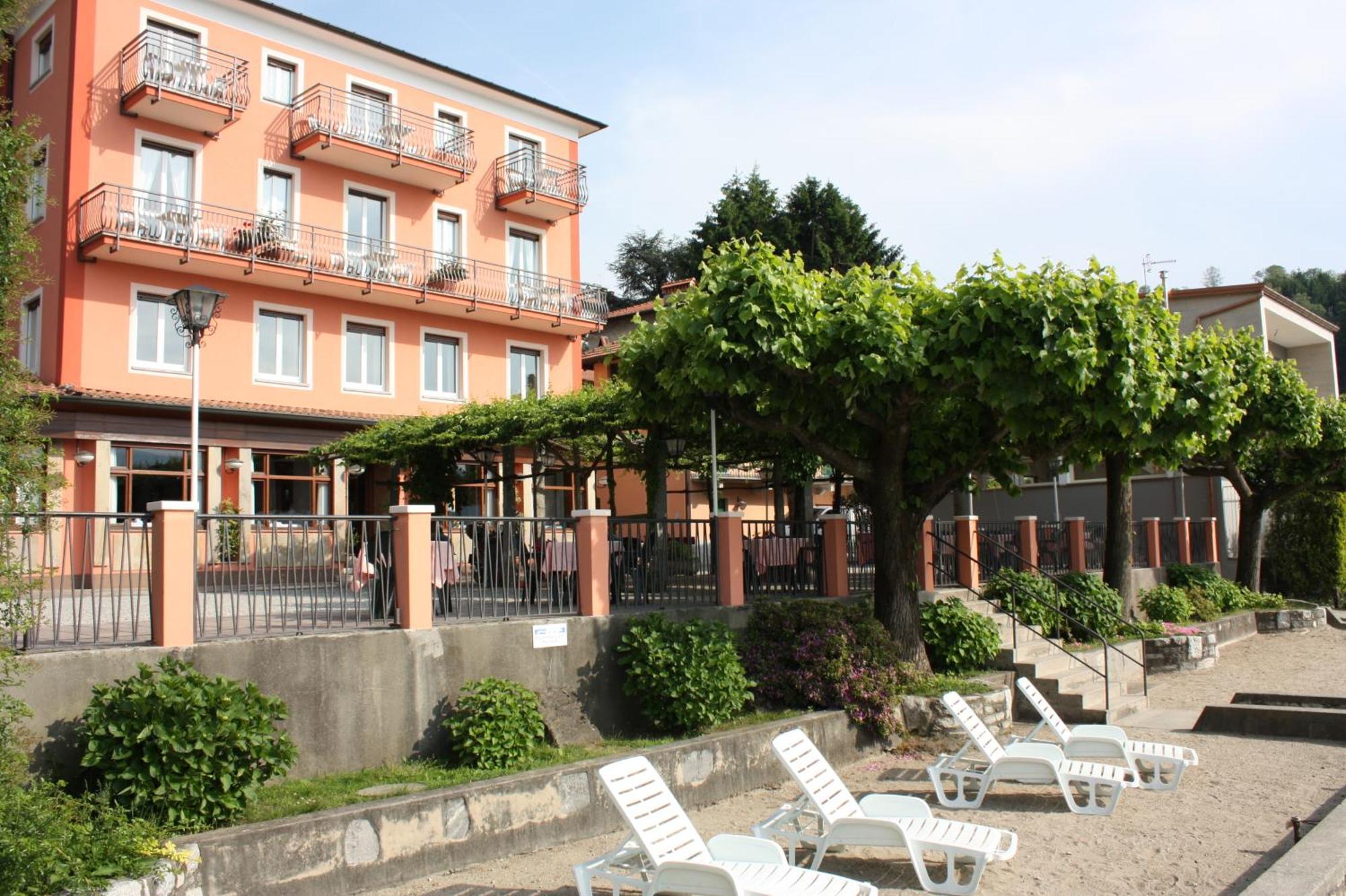 Albergo Riva Reno Di Leggiuno Exterior foto