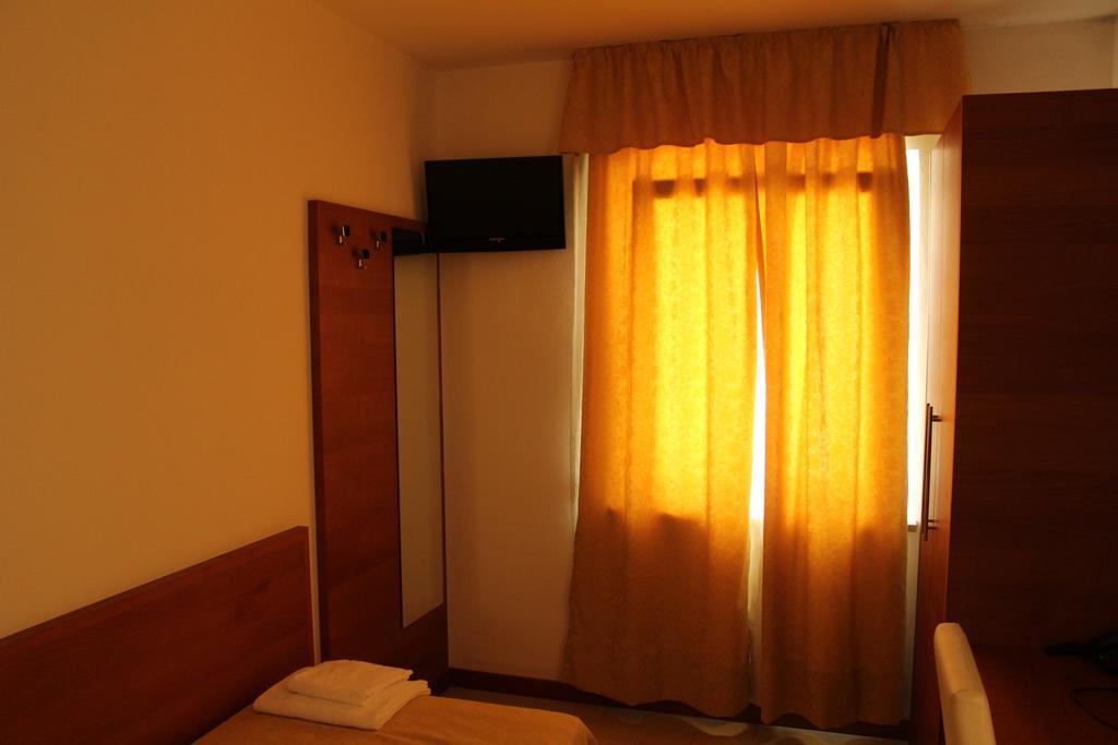 Albergo Riva Reno Di Leggiuno Cameră foto